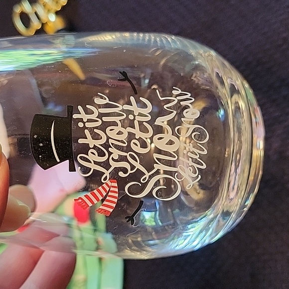 NWT Bundle, 2 festive kitchen towels, wine stopper & 2 stemless wine glasses - Picture 7 of 7